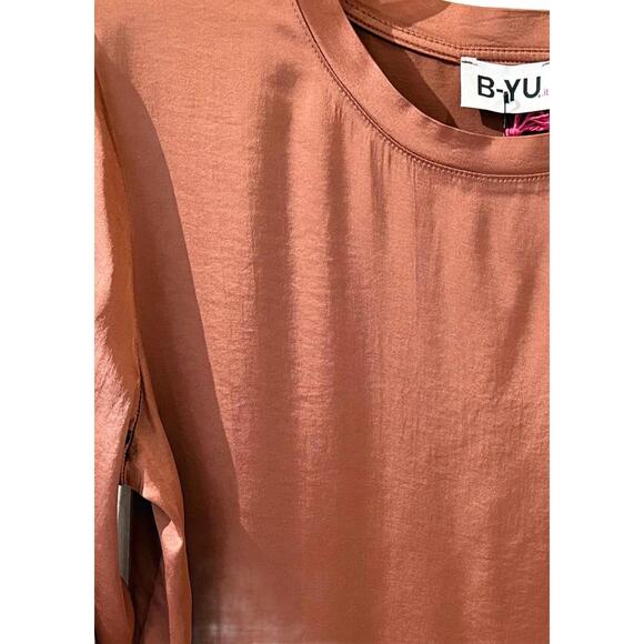 NEW B-YU women's satin crew neck long sleeve top in rust - Picture 2 of 2